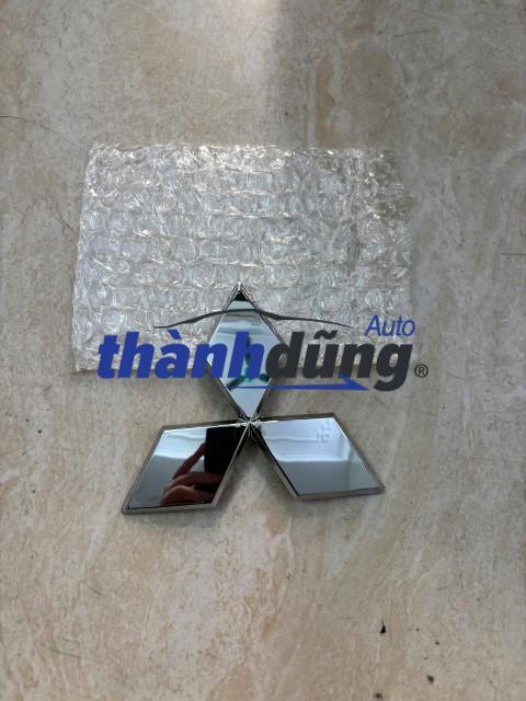 LOGO MẶT CA LĂNG XE MITSUBISHI TRITON | 7415A708